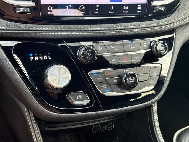 Used 2025 Chrysler Pacifica Limited FWD image 37