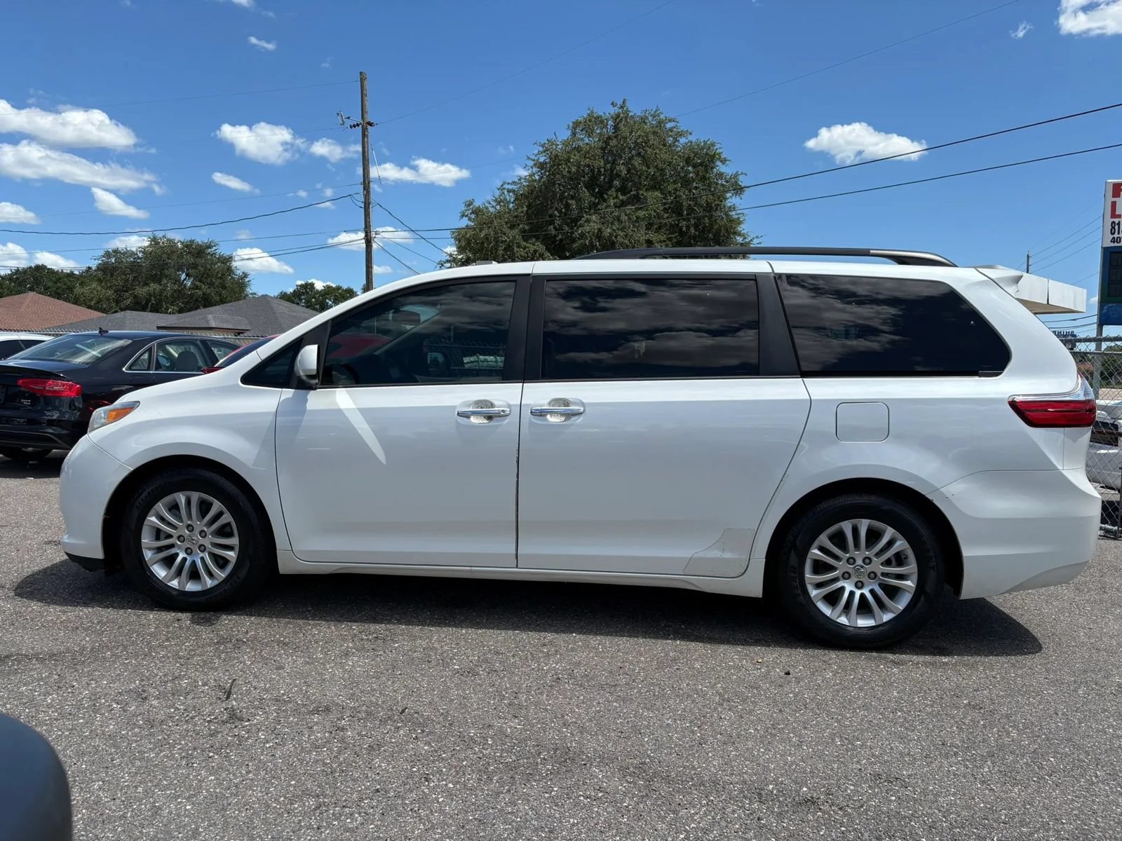Used 2015 Toyota Sienna XLE Premium FWD image 6