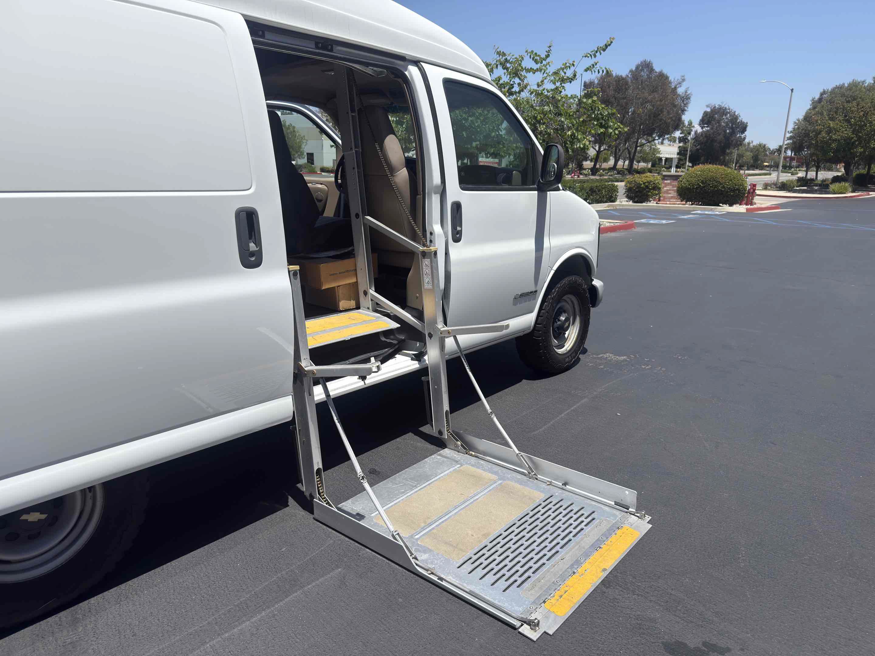 Used 2001 Chevrolet Express 3500 w/ Convenience Pkg 1 RWD image 56