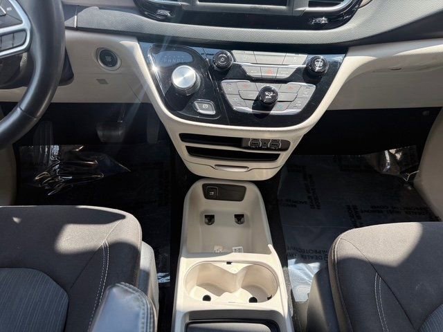 Used 2022 Chrysler Voyager LX image 22