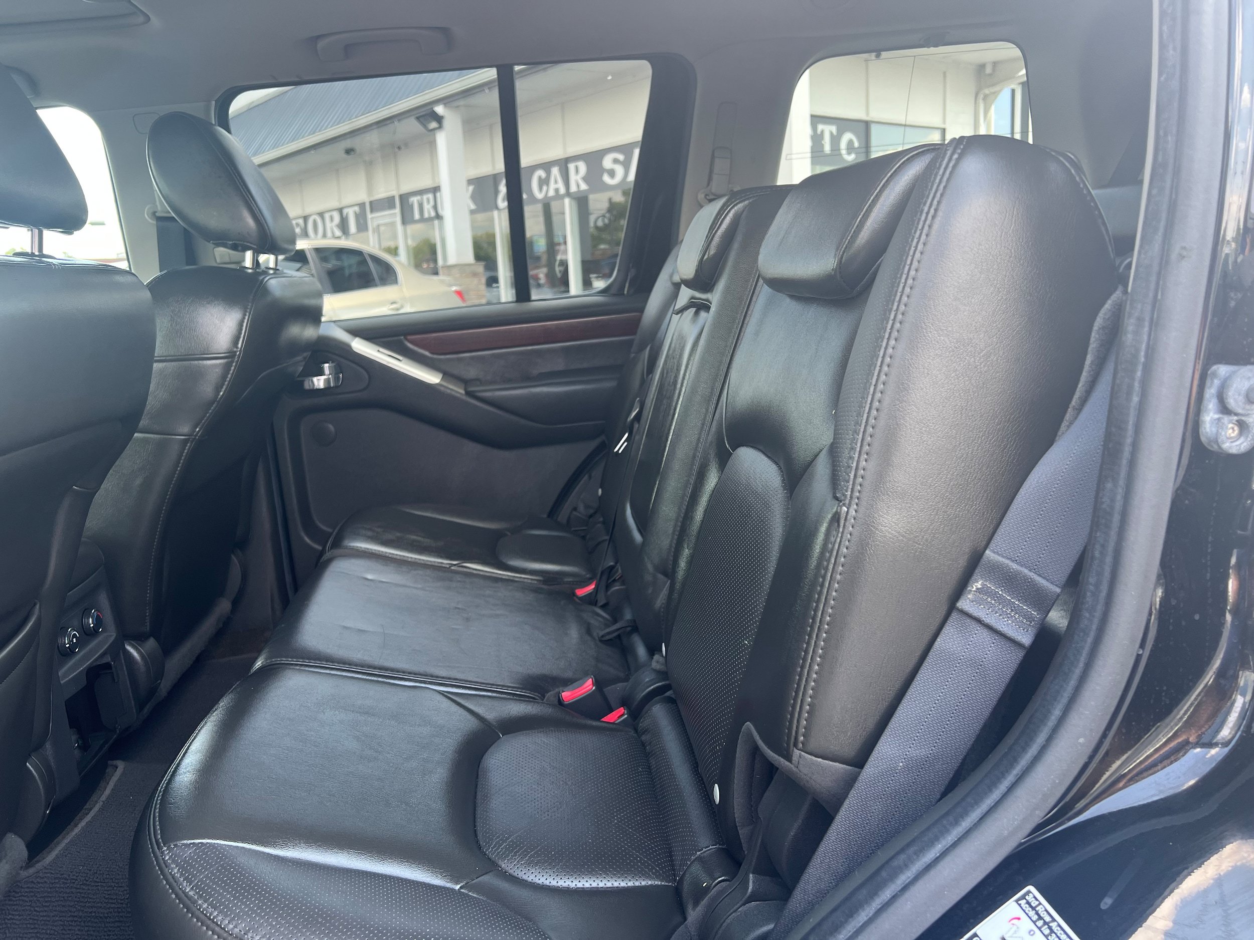 Used 2011 Nissan Pathfinder LE w/ Navigation Pkg AWD/4WD image 12