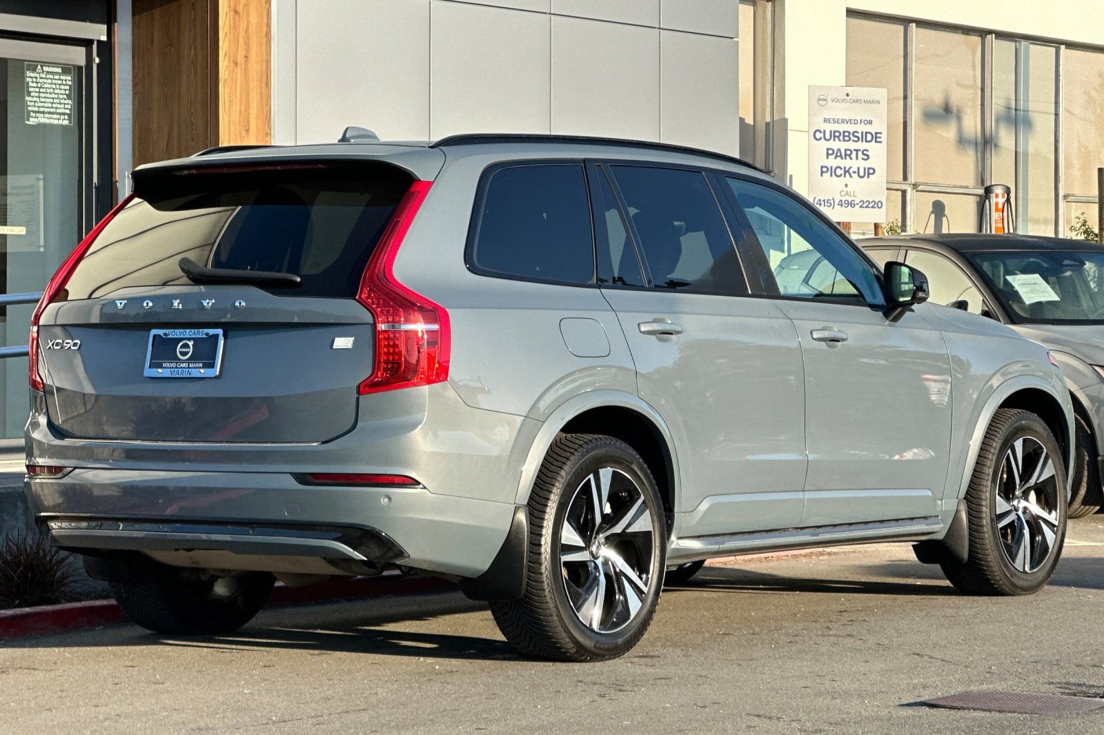 Used 2022 Volvo XC90 T8 R-Design image 2