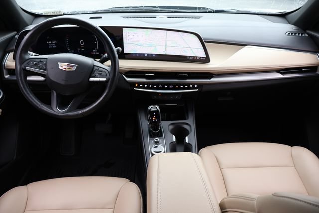 Used 2024 Cadillac XT4 Luxury w/ Cold Weather Package FWD image 16