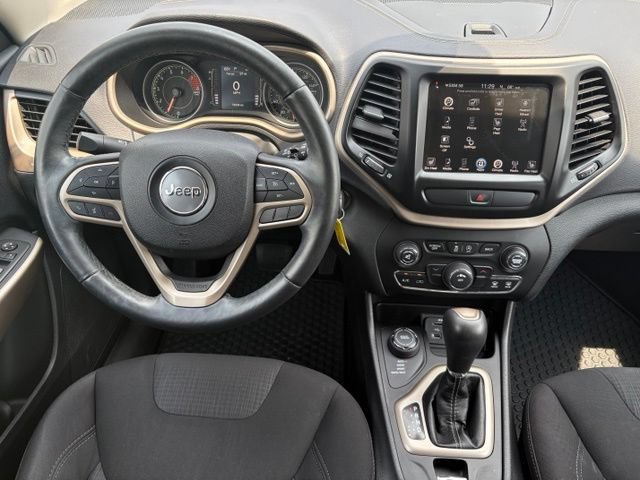 Used 2017 Jeep Cherokee Latitude w/ Cold Weather Group AWD/4WD image 3