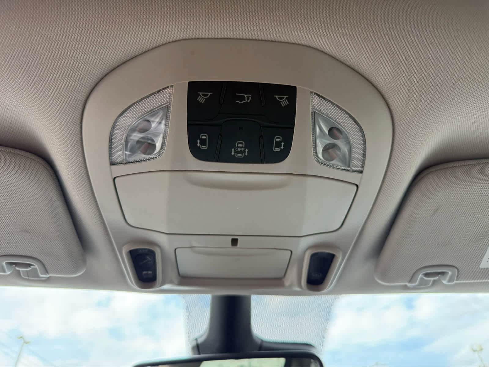 Used 2023 Chrysler Pacifica Limited FWD image 32