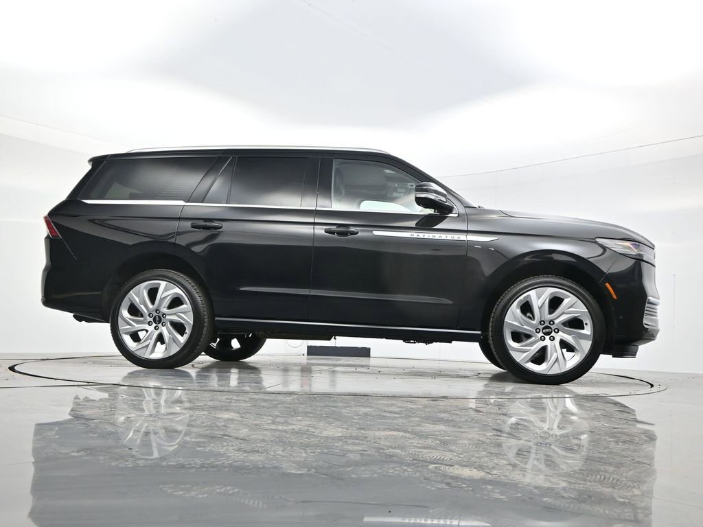 Used 2025 Lincoln Navigator Reserve image 54