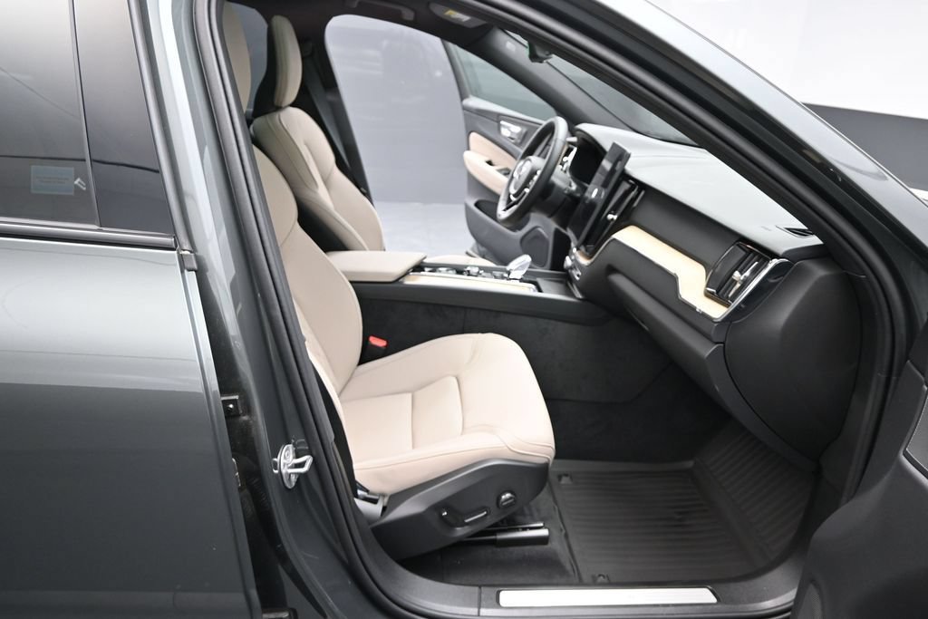 New 2026 Volvo XC60 B5 Plus w/ Protection Package Premier AWD/4WD image 21
