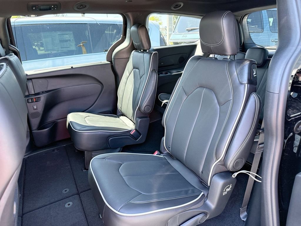 New 2026 Chrysler Pacifica Limited w/ Trailer Tow Group image 23