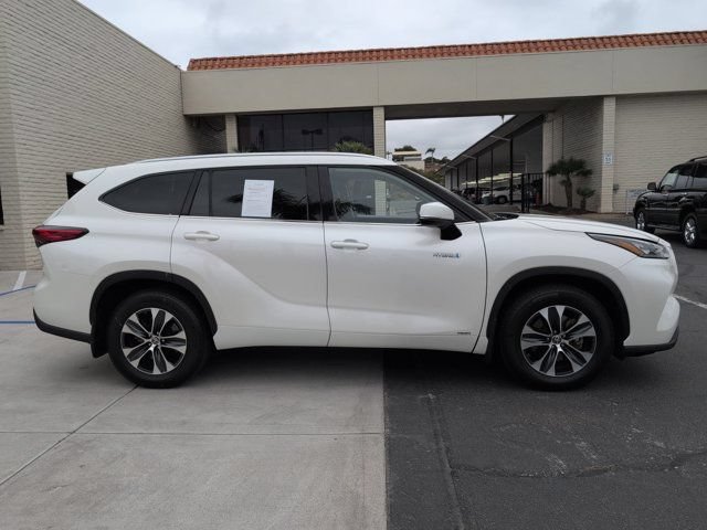 Used 2020 Toyota Highlander XLE AWD/4WD image 4