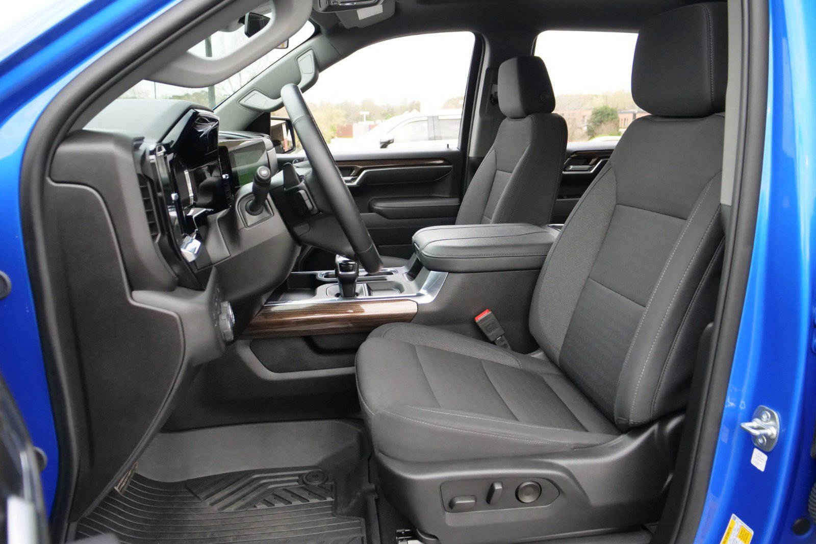 Used 2025 Chevrolet Silverado 1500 RST image 3