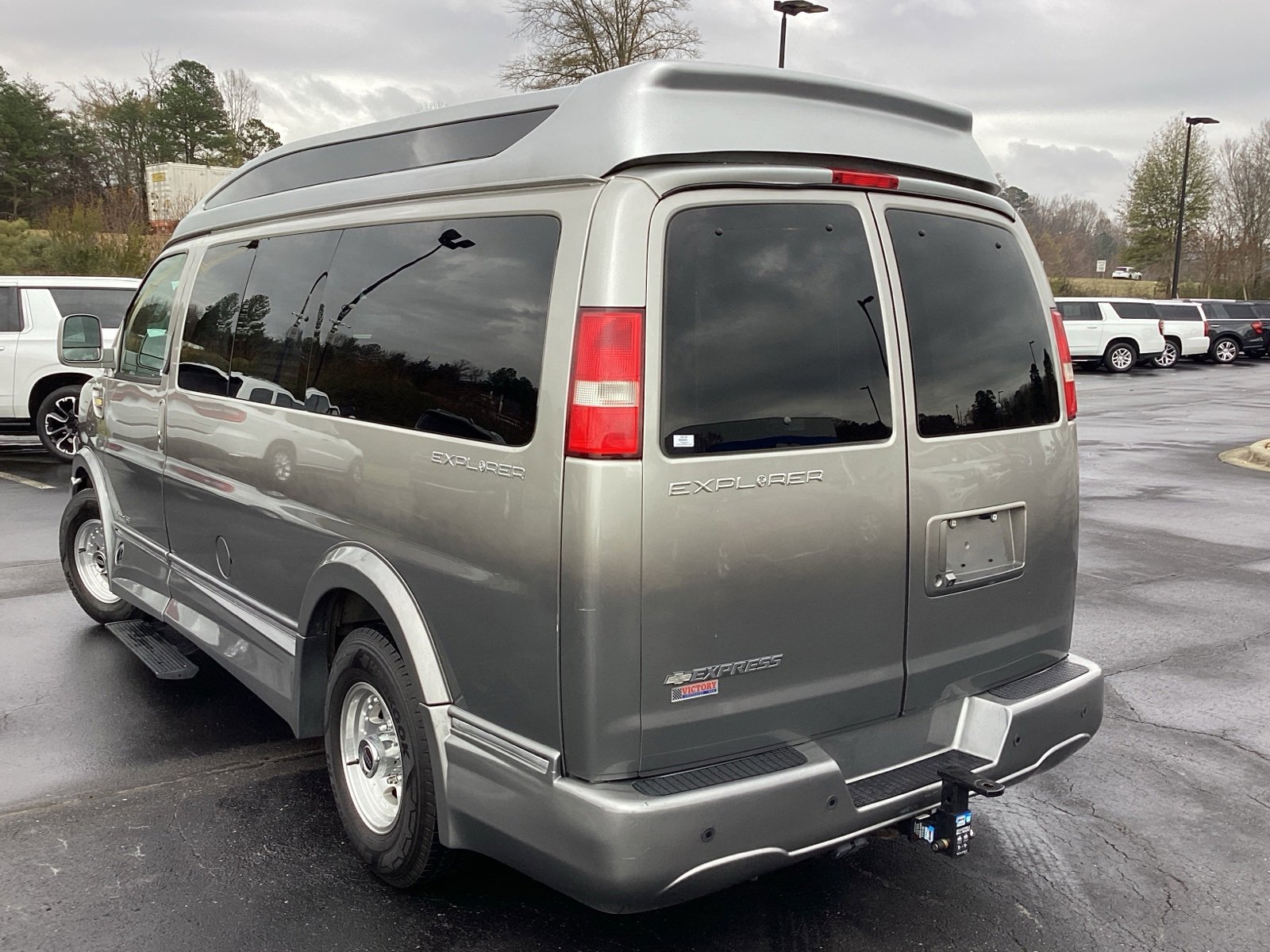 Used 2018 Chevrolet Express 2500 w/ Enhanced Convenience Package image 2