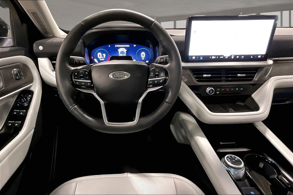 Used 2025 Ford Explorer Platinum w/ Ultimate Package AWD/4WD image 8