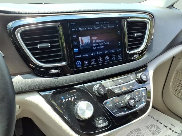 Used 2017 Chrysler Pacifica Touring-L Plus FWD image 22