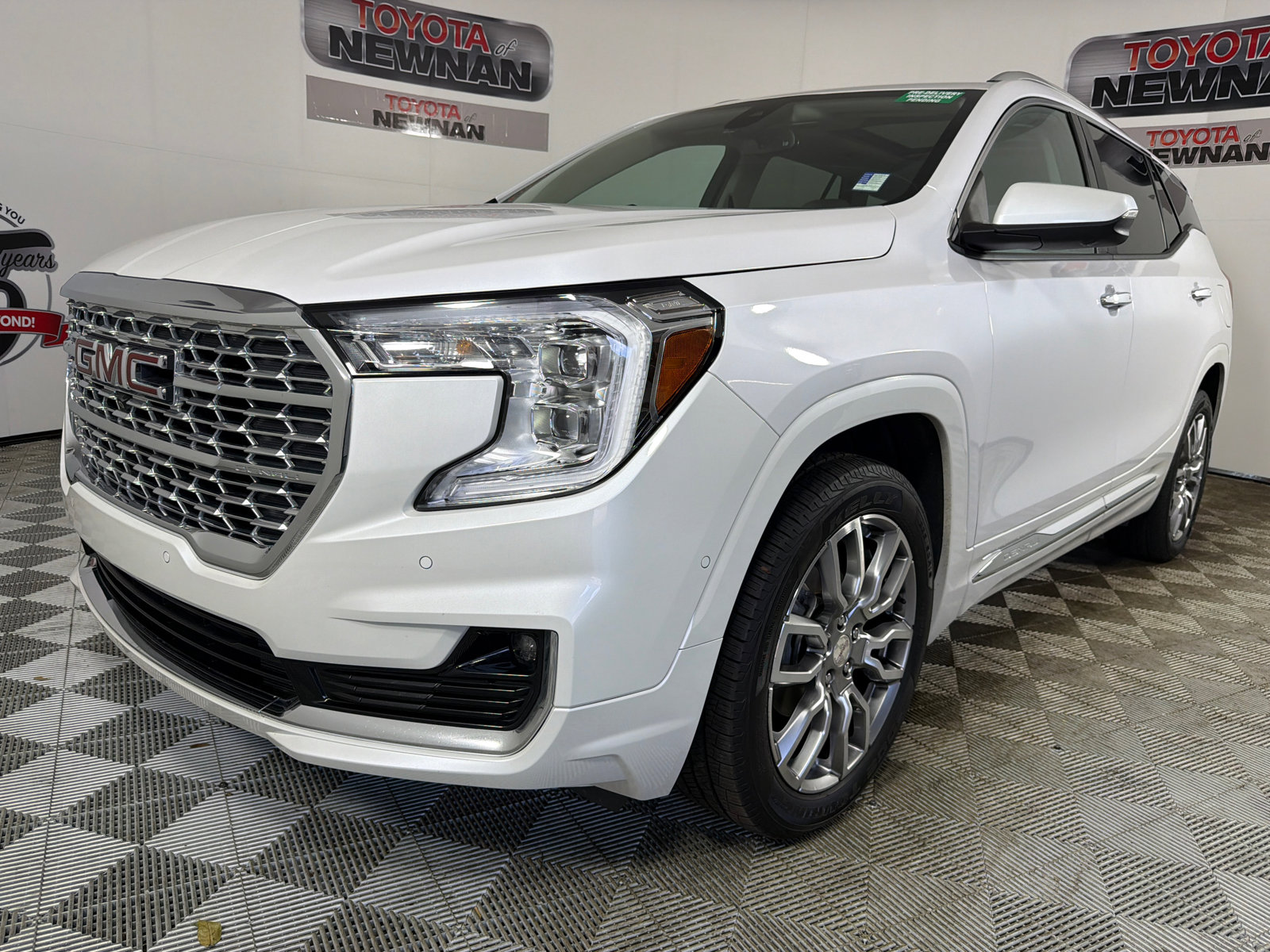 Used 2022 GMC Terrain Denali w/ Denali Premium Package AWD/4WD image 9
