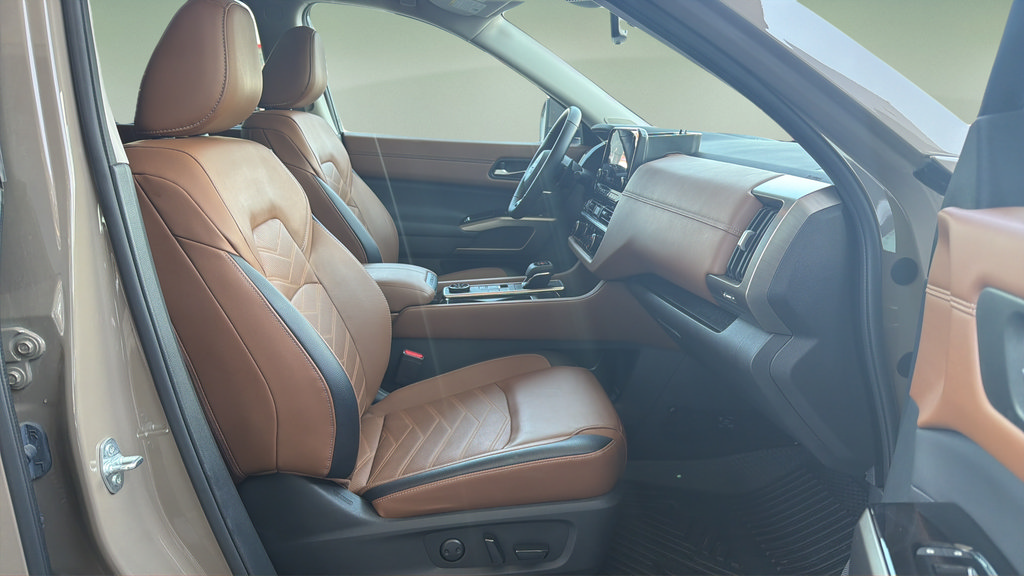 Certified 2024 Nissan Pathfinder Platinum AWD/4WD image 11