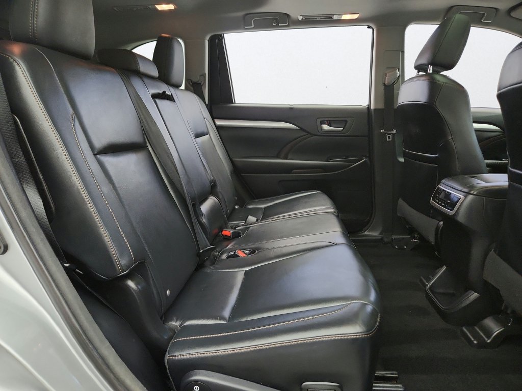 Used 2015 Toyota Highlander XLE AWD/4WD image 32