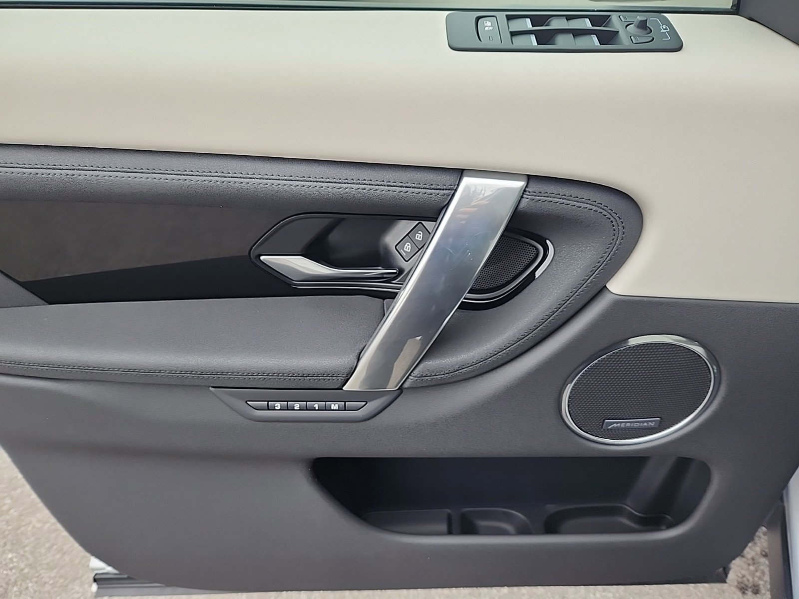 Certified 2025 Land Rover Discovery Sport S image 24