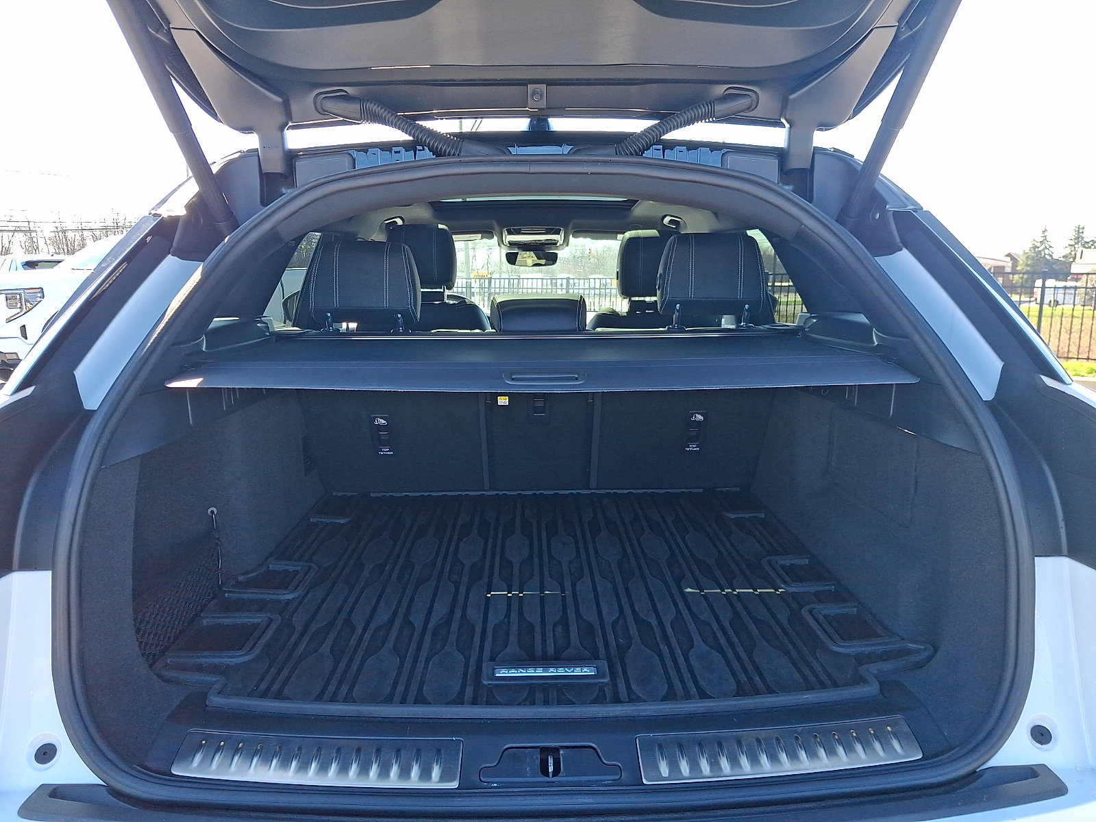 Used 2021 Land Rover Range Rover Velar R-Dynamic S image 28