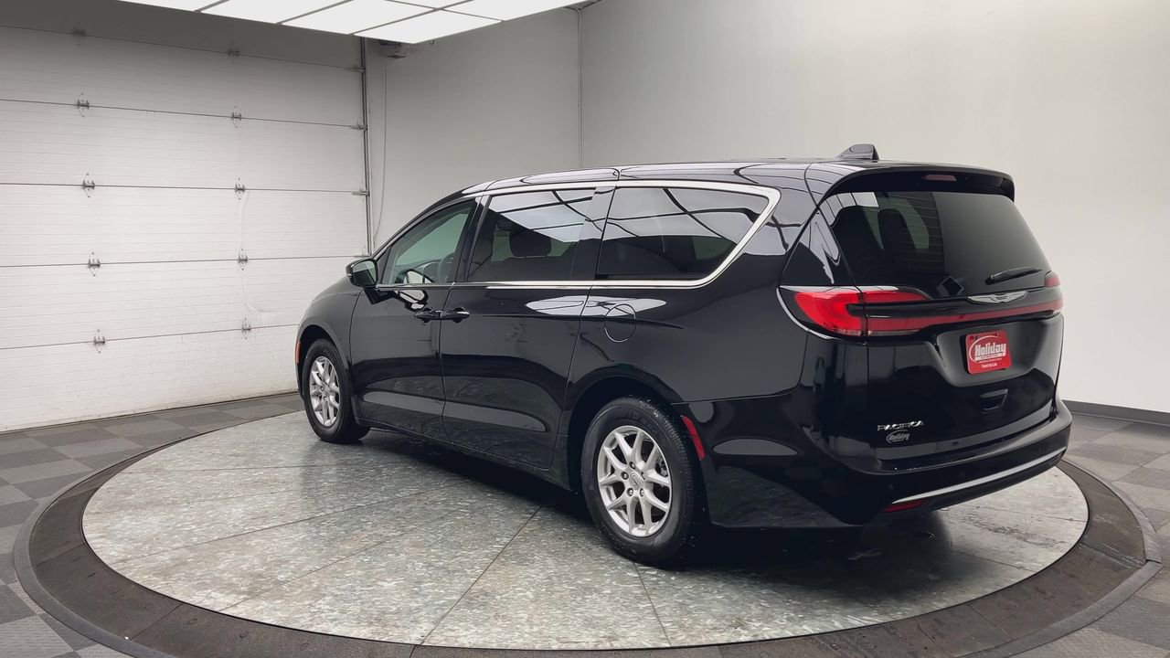 Used 2024 Chrysler Pacifica Touring-L FWD image 37