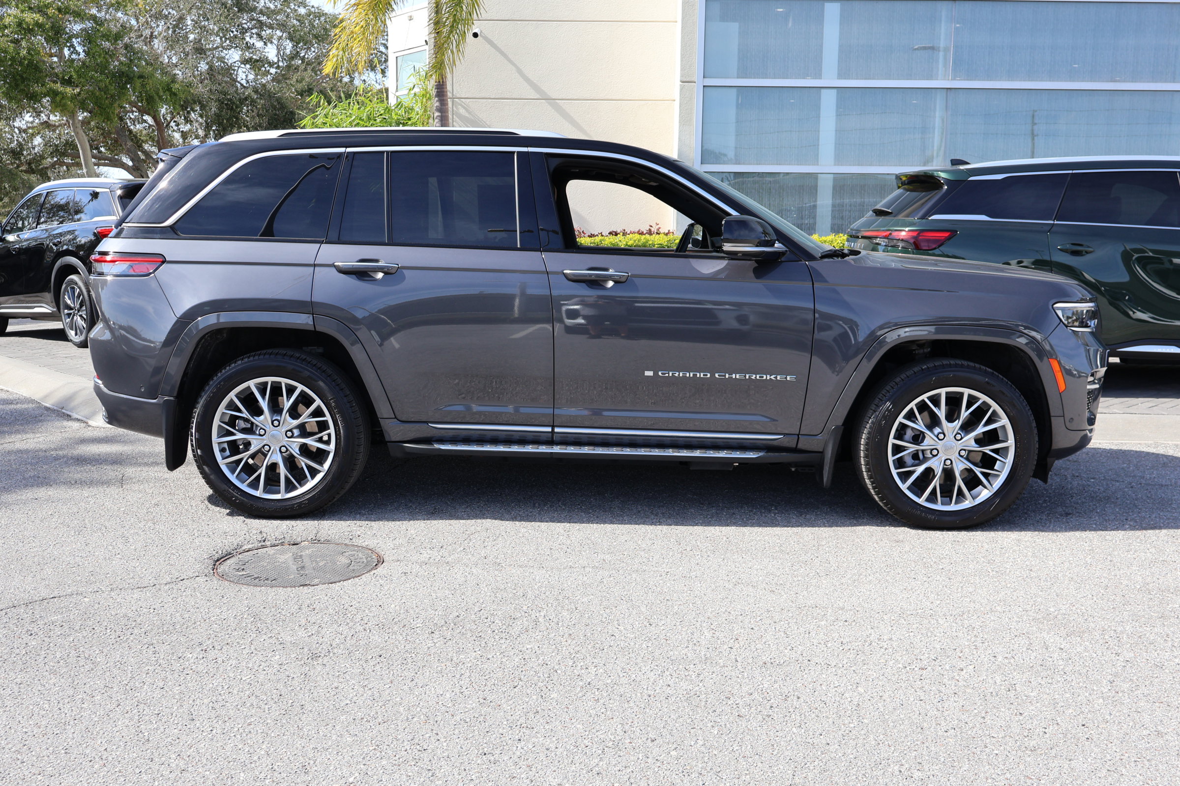 Used 2023 Jeep Grand Cherokee Summit image 8