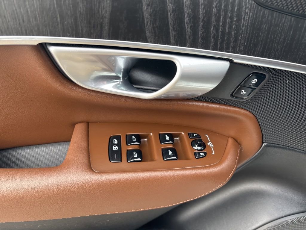 Certified 2024 Volvo XC90 T8 Ultimate w/ Protection Package Premier image 18