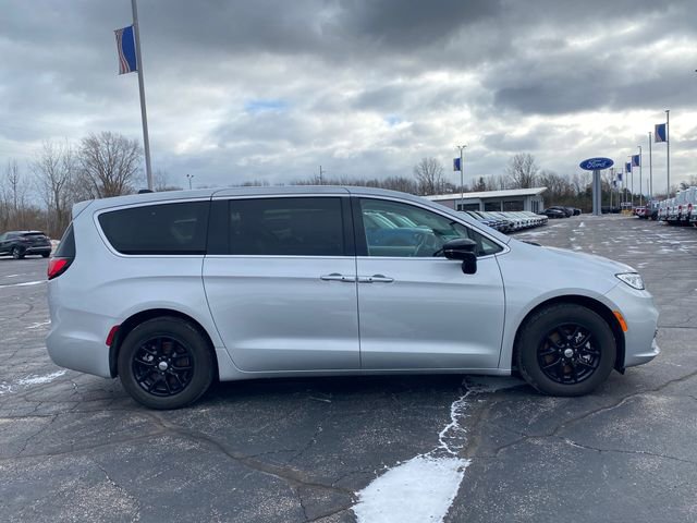 Used 2024 Chrysler Pacifica Touring-L image 8