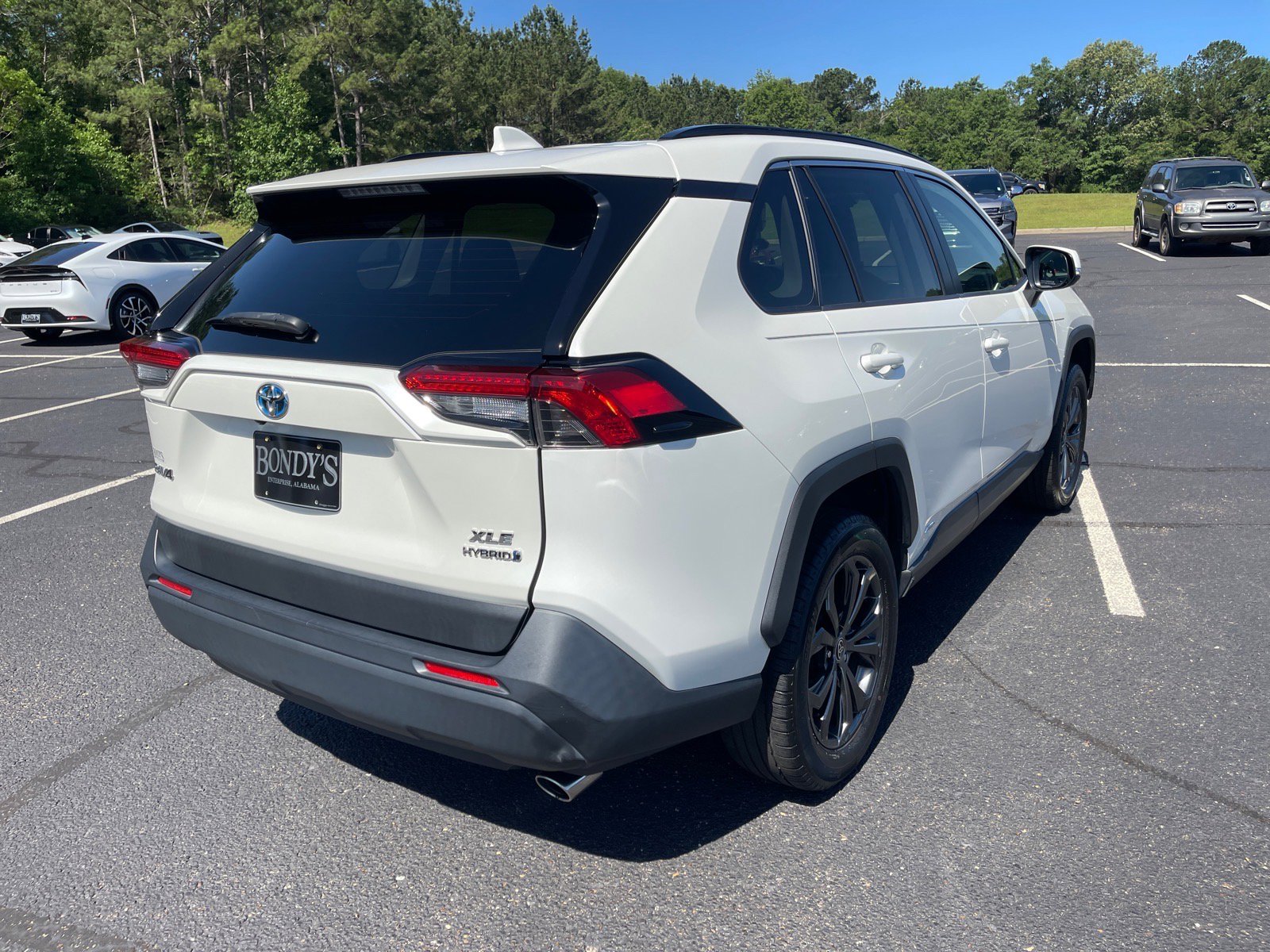 Used 2022 Toyota RAV4 XLE Premium AWD/4WD image 17