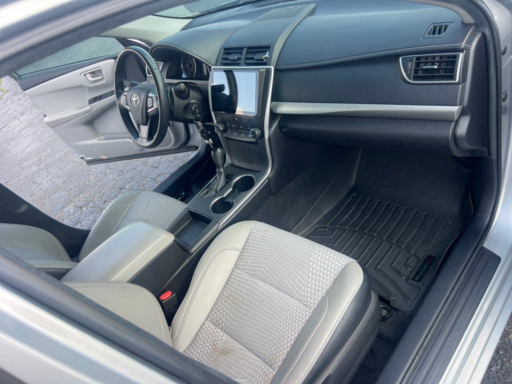 Used 2015 Toyota Camry SE FWD image 19