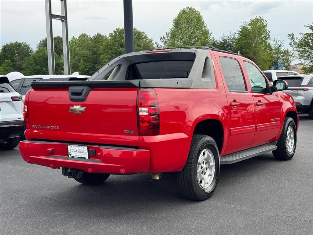 Used 2011 Chevrolet Avalanche LT RWD image 3