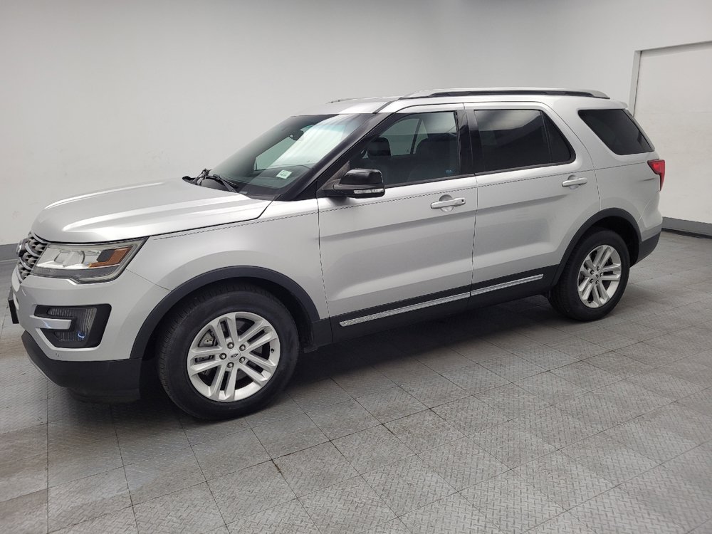 Used 2016 Ford Explorer XLT w/ Equipment Group 202A FWD image 2