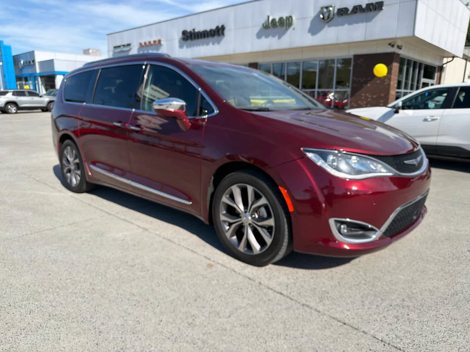 Used 2020 Chrysler Pacifica Limited w/ Tire & Wheel Group FWD video 1