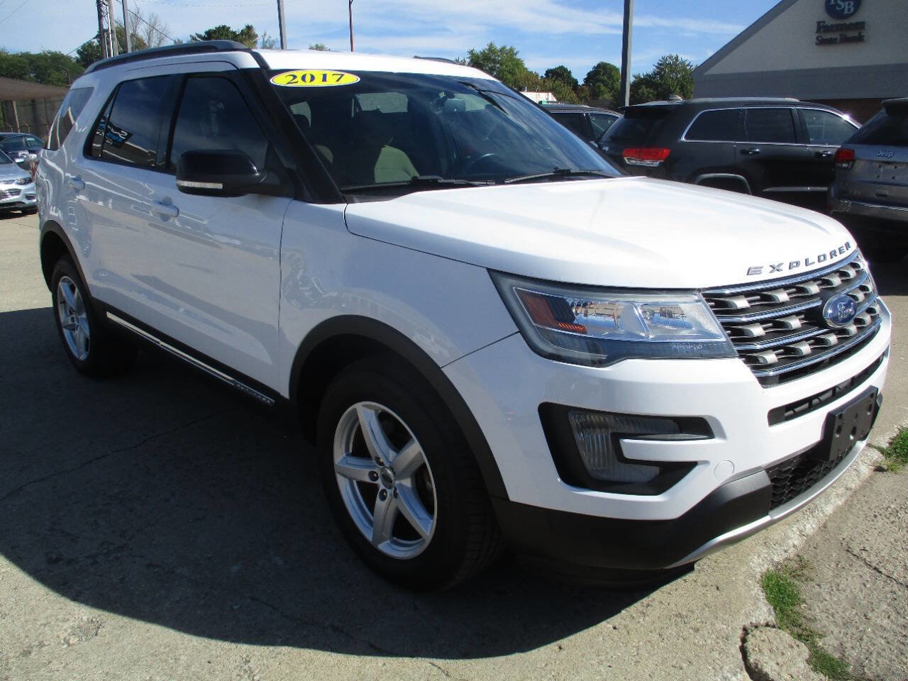 Used 2017 Ford Explorer XLT w/ Equipment Group 201A image 8