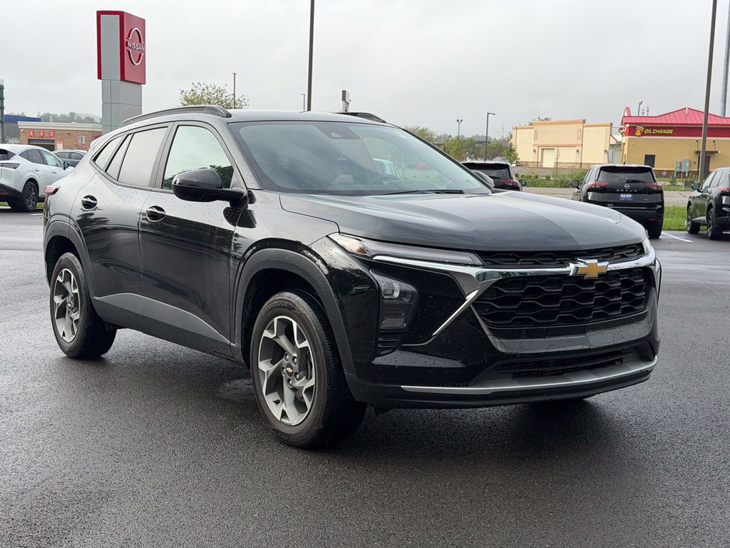 Used 2025 Chevrolet Trax LT FWD image 1