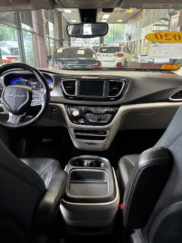 Used 2020 Chrysler Pacifica Touring-L FWD image 26