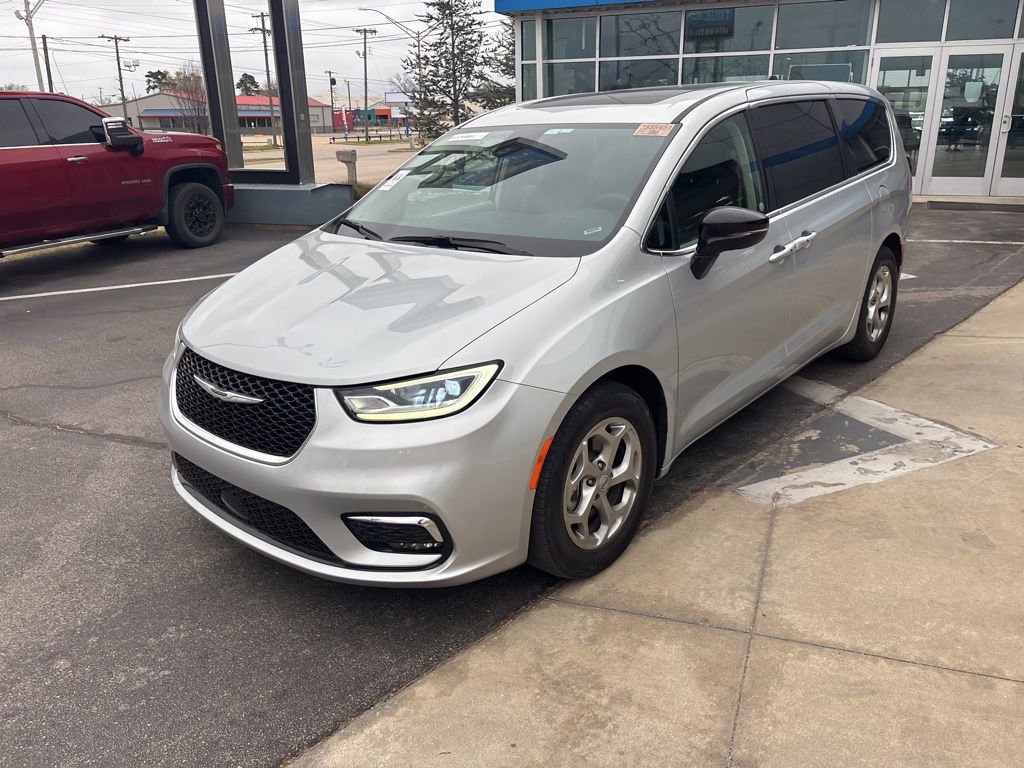 Used 2024 Chrysler Pacifica Limited image 2