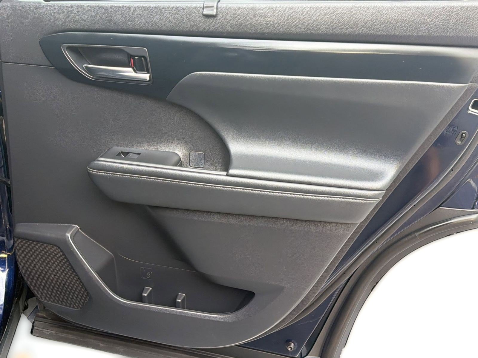 Used 2021 Toyota Highlander XSE FWD image 27