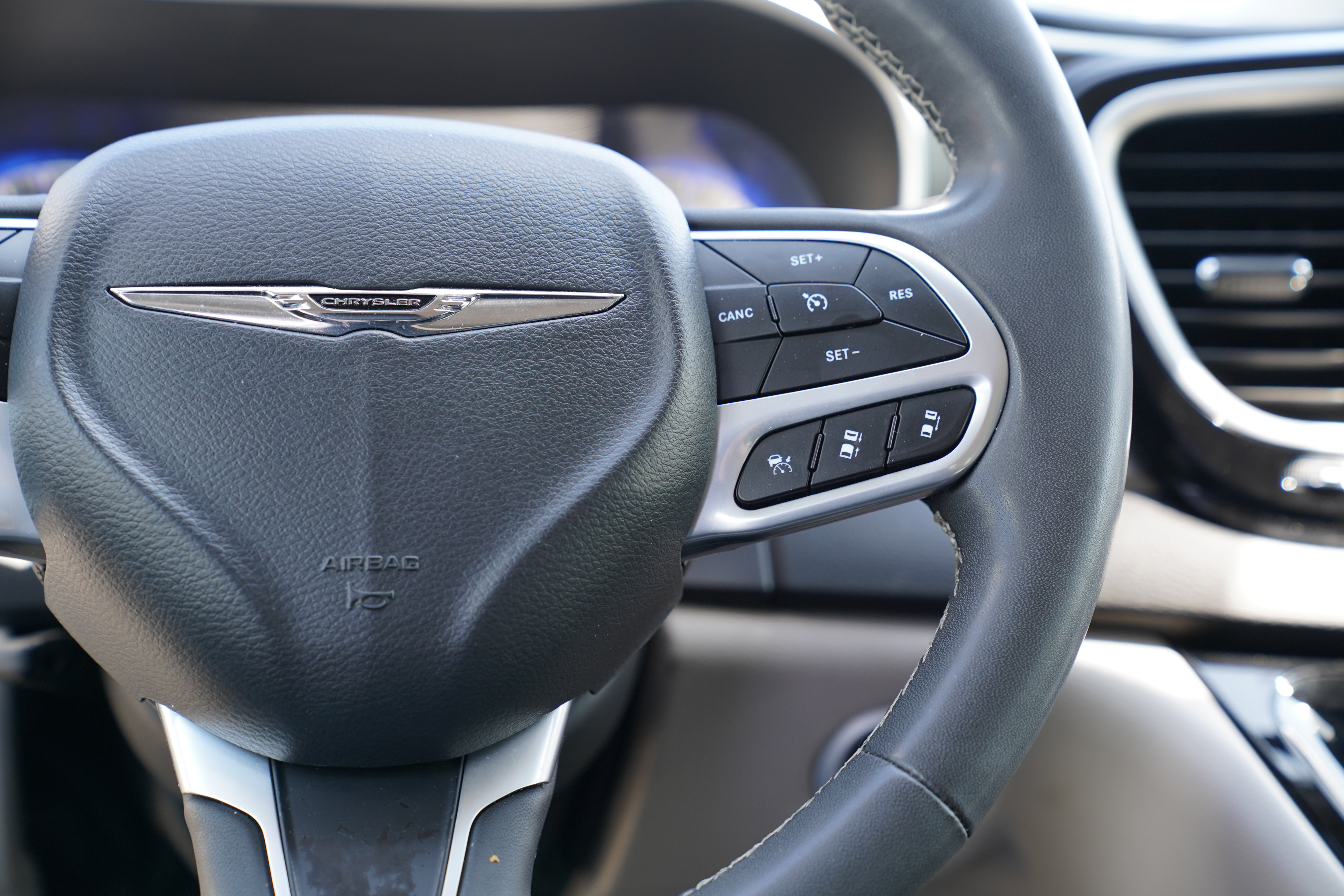 Used 2024 Chrysler Pacifica Touring-L FWD image 21