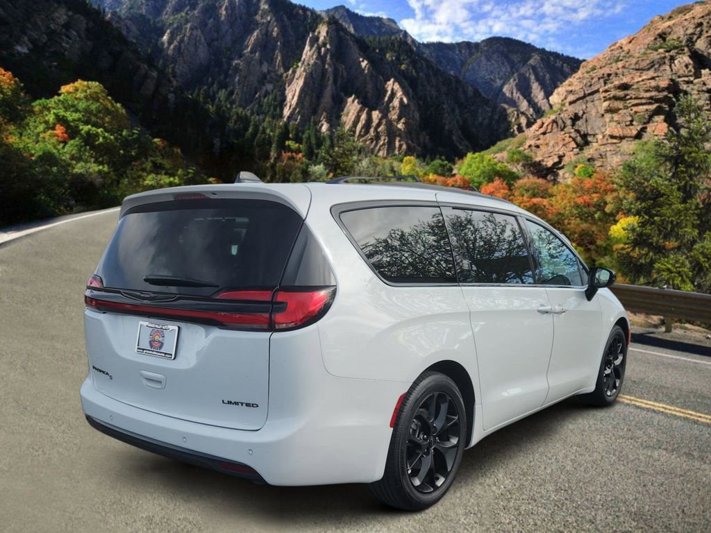 Used 2025 Chrysler Pacifica Limited FWD image 3