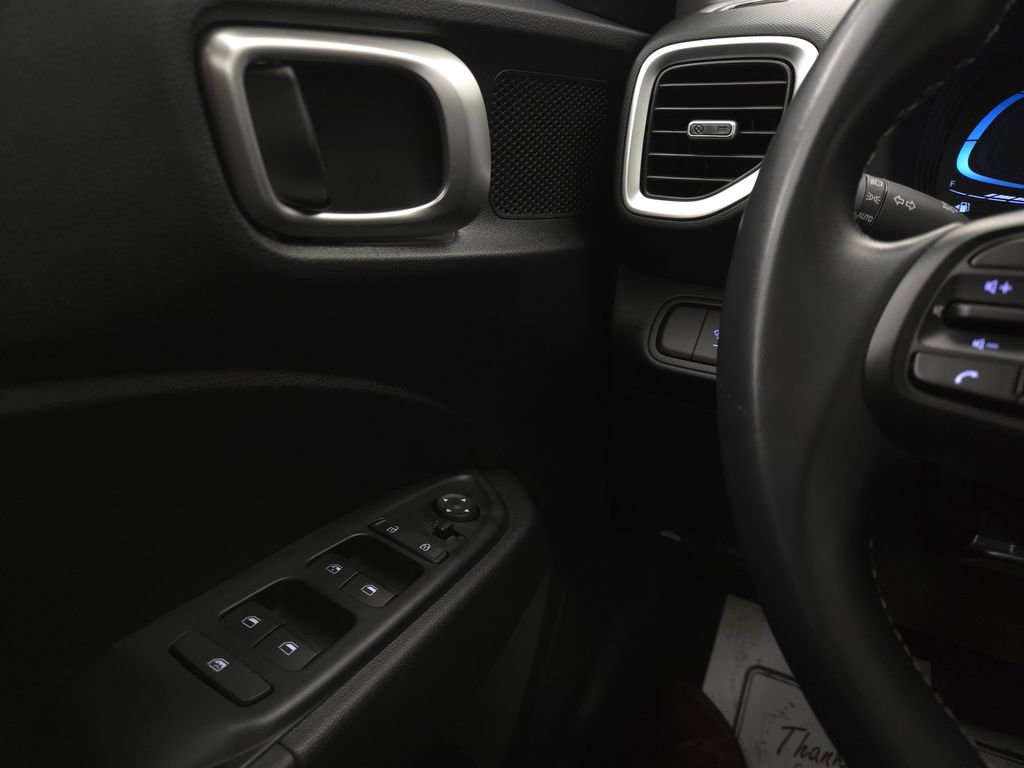 Used 2024 Hyundai Venue SEL image 29