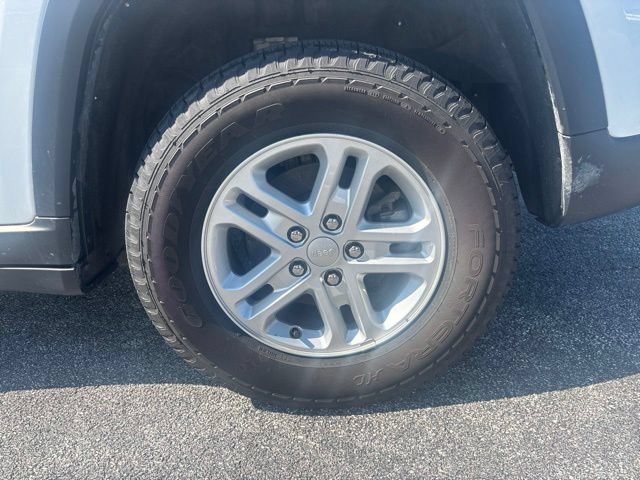 Used 2023 Jeep Grand Cherokee Laredo AWD/4WD image 6