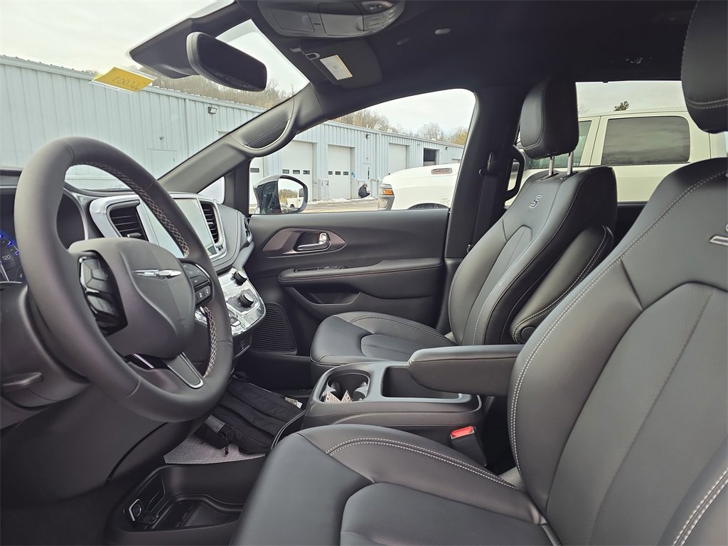 New 2026 Chrysler Pacifica Select w/ S Appearance Package image 11
