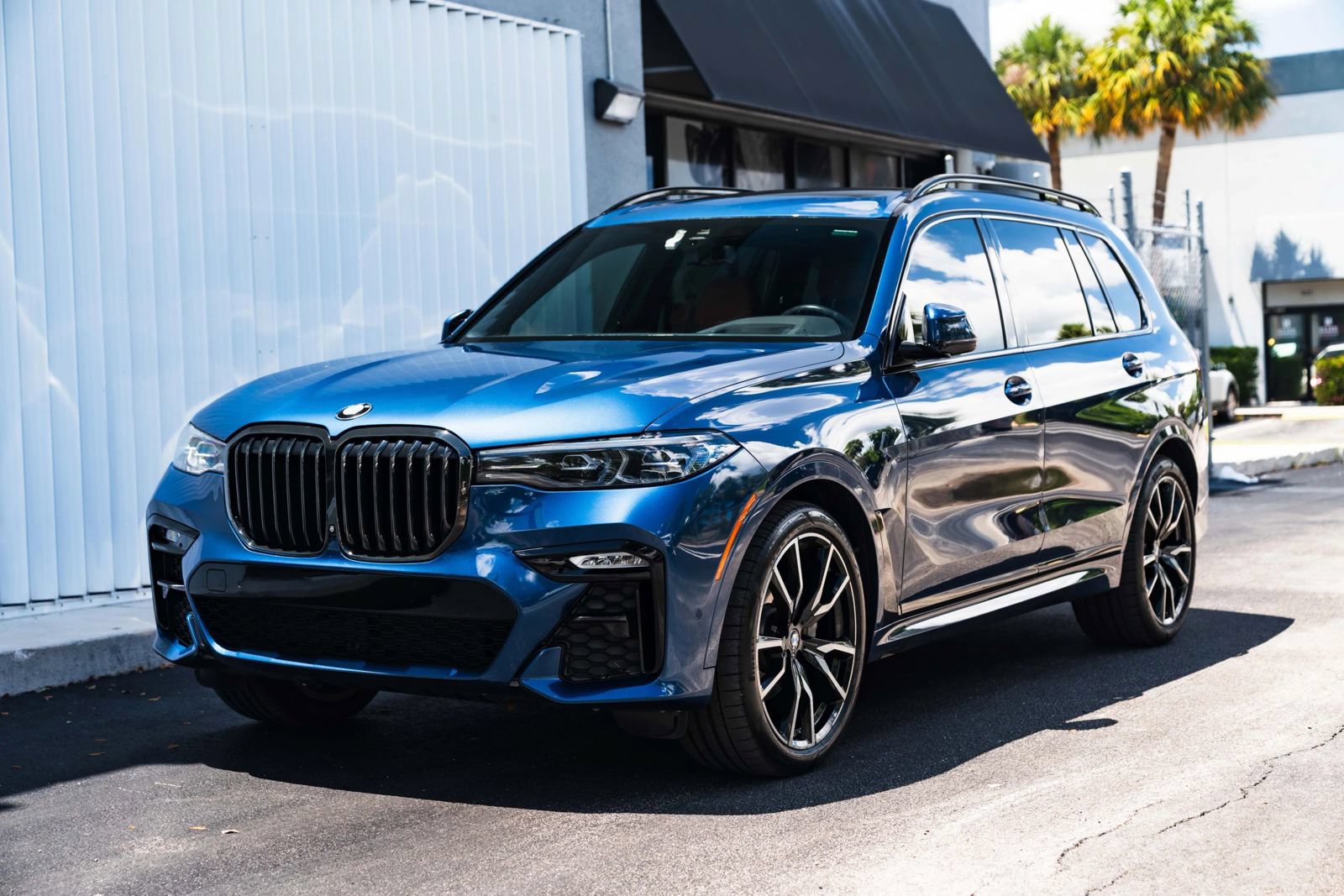 Used 2022 BMW X7 xDrive40i w/ M Sport Package AWD/4WD image 3