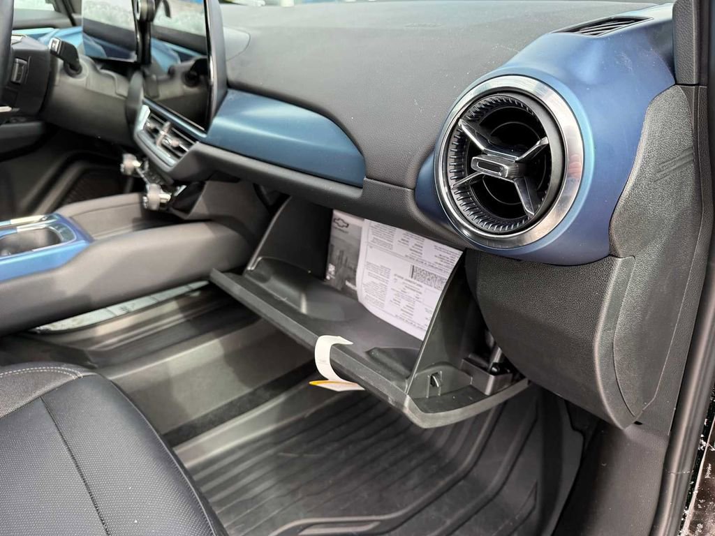 Used 2025 Chevrolet Equinox EV LT w/ Convenience Package image 35