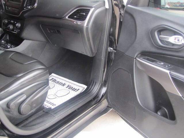 Used 2019 Jeep Cherokee Latitude Plus image 11