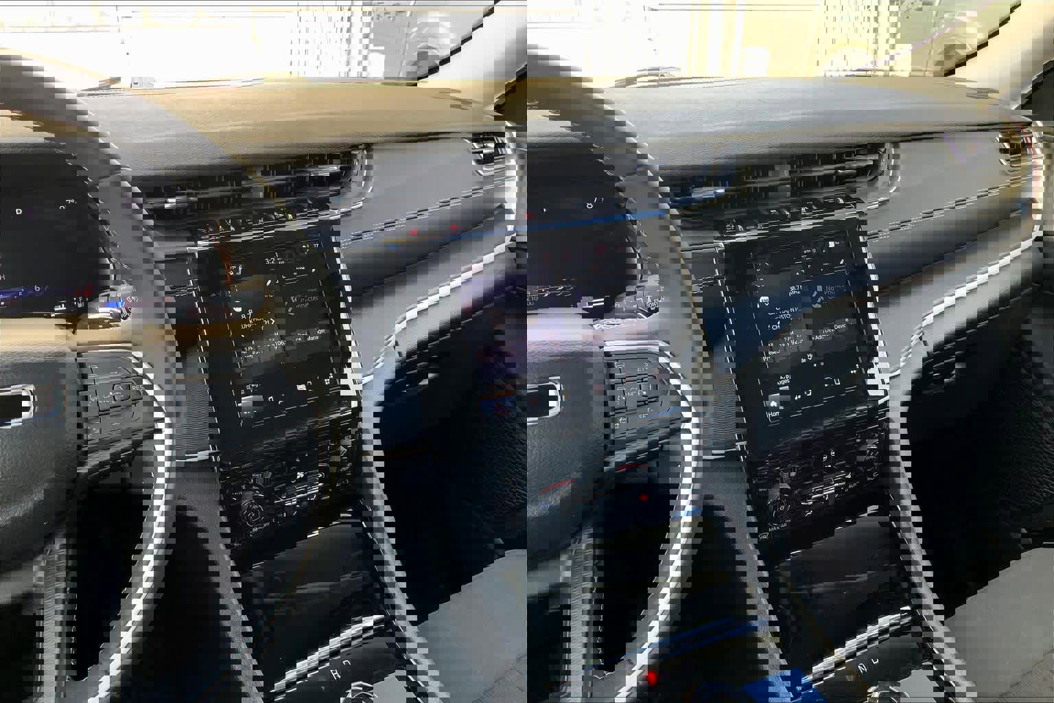 Used 2023 Jeep Grand Cherokee Laredo w/ Luxury Tech Group I image 6