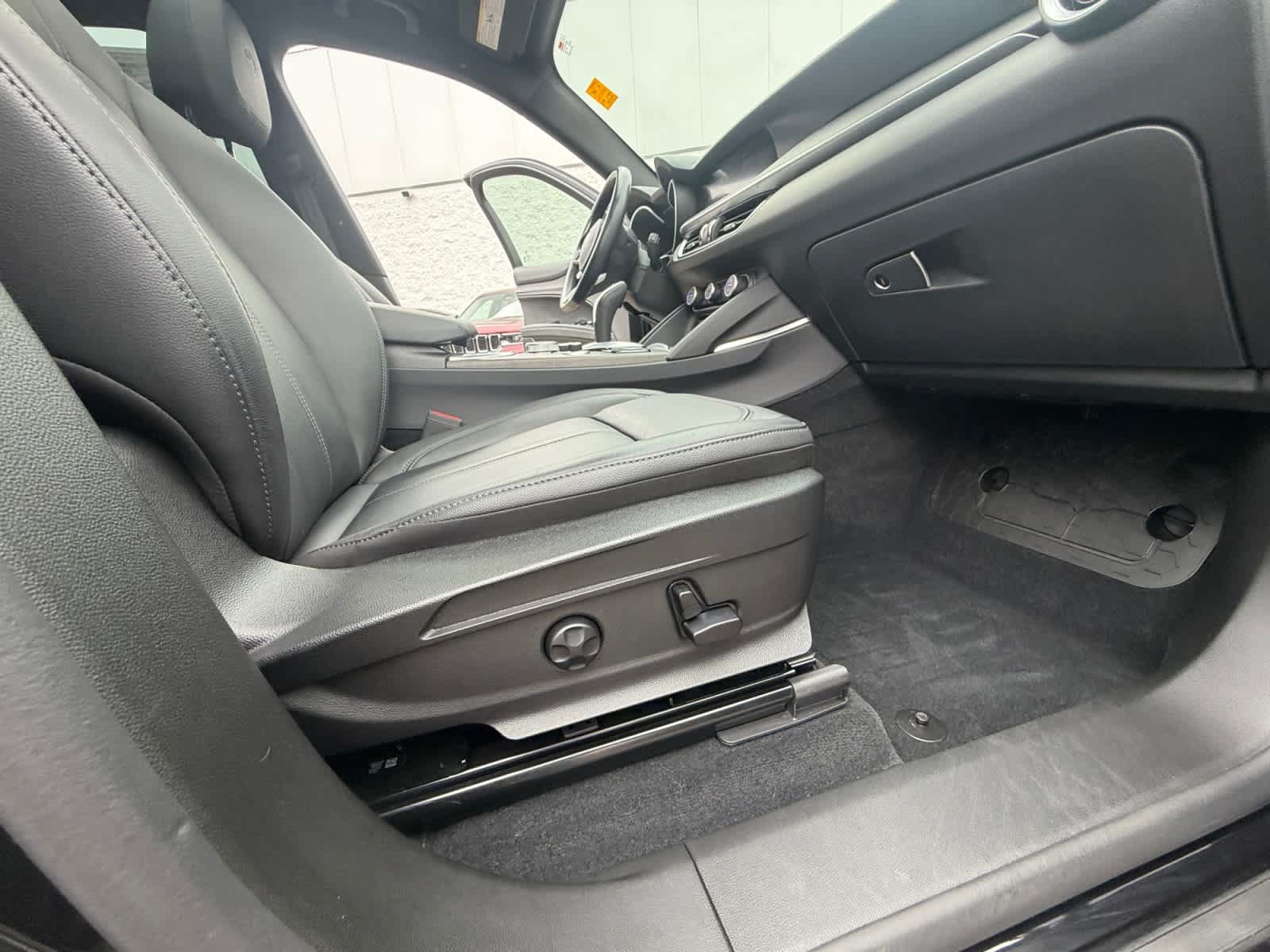 Used 2023 Alfa Romeo Stelvio Ti AWD/4WD image 28