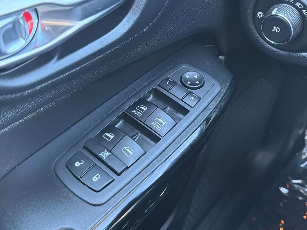 Used 2019 Jeep Cherokee Altitude image 11