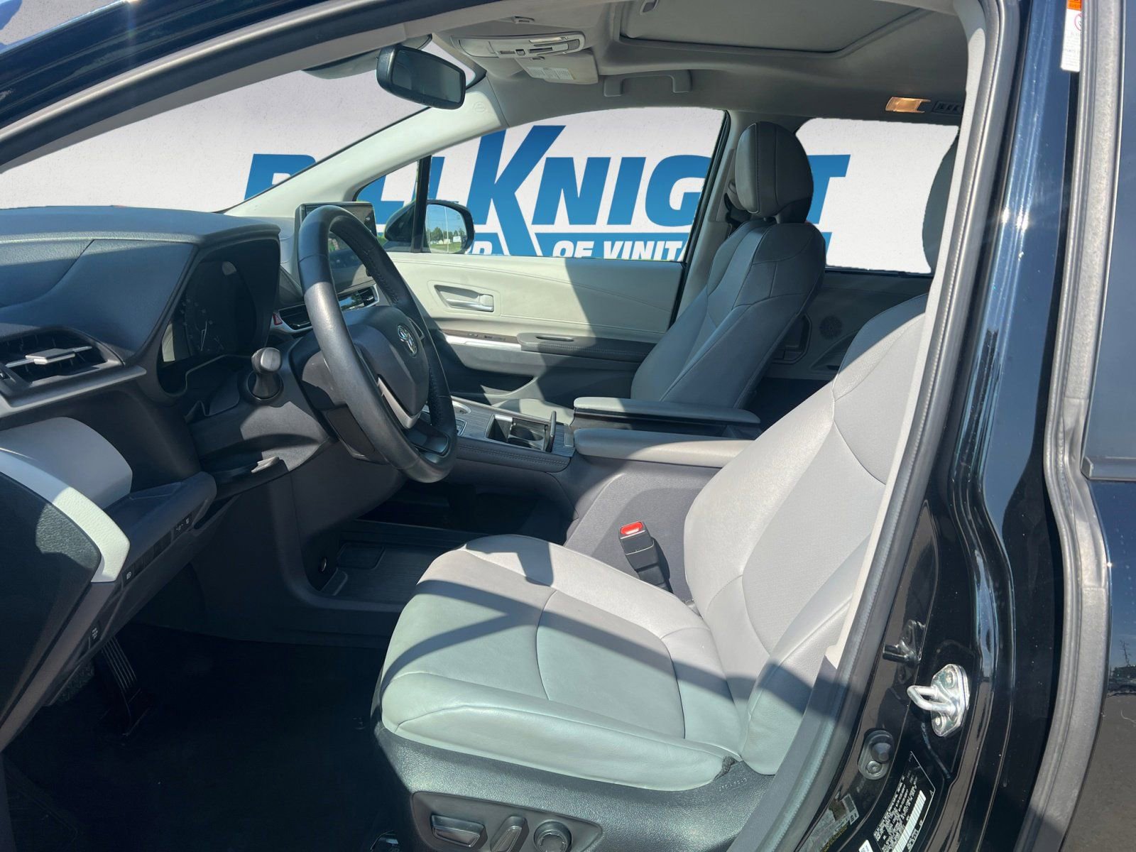 Used 2024 Toyota Sienna XLE image 9