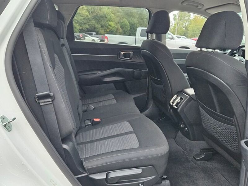 Used 2023 Kia Sorento LX image 16