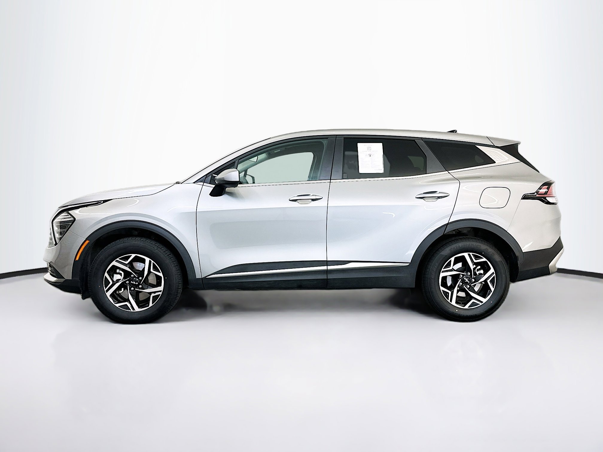 Used 2025 Kia Sportage LX image 4